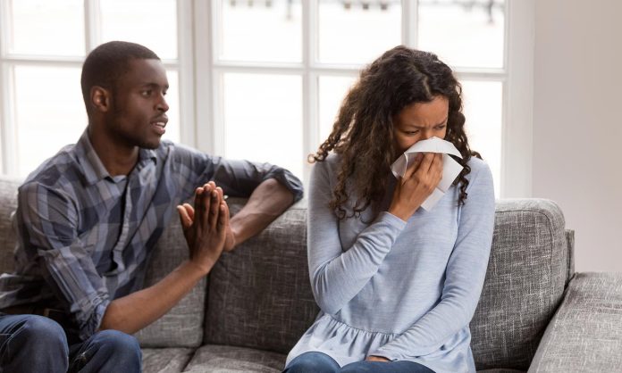 man-apologizing-to-woman-after-quarrel man-apologizing-to-woman-after-quarre